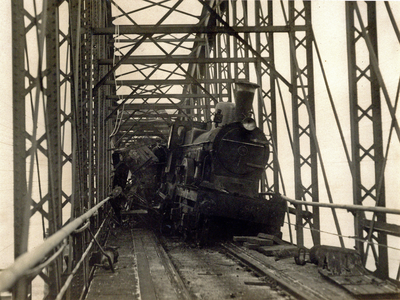 881796 Afbeelding van een ontspoorde trein op de spoorbrug over het Hollands Diep bij Moerdijk.